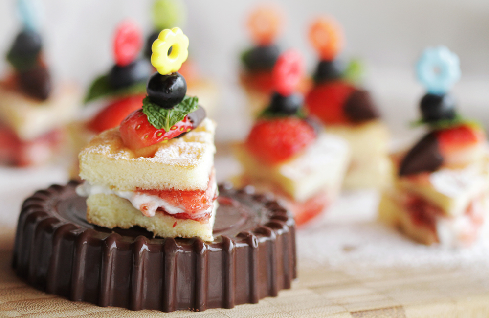 Mini Fruit & Jam Cake (มินิฟรุ๊ตแอนด์แยมเค้ก)