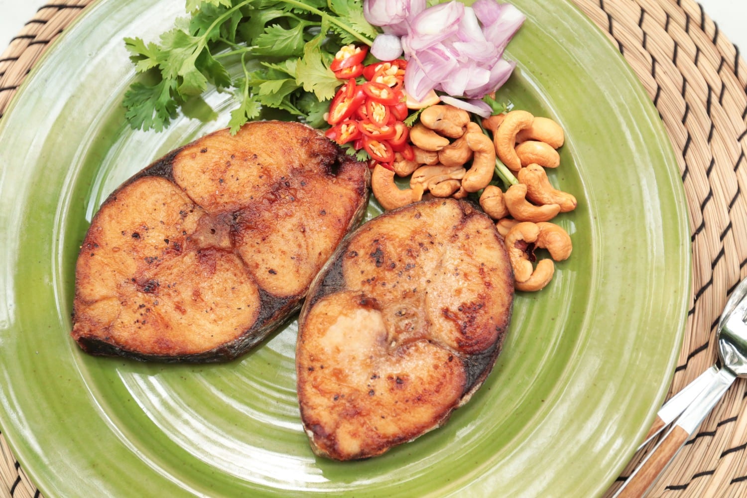 Deep Fried Mackerel with Fish Sauce (ปลาอินทรีย์ทอดน้ำปลา)