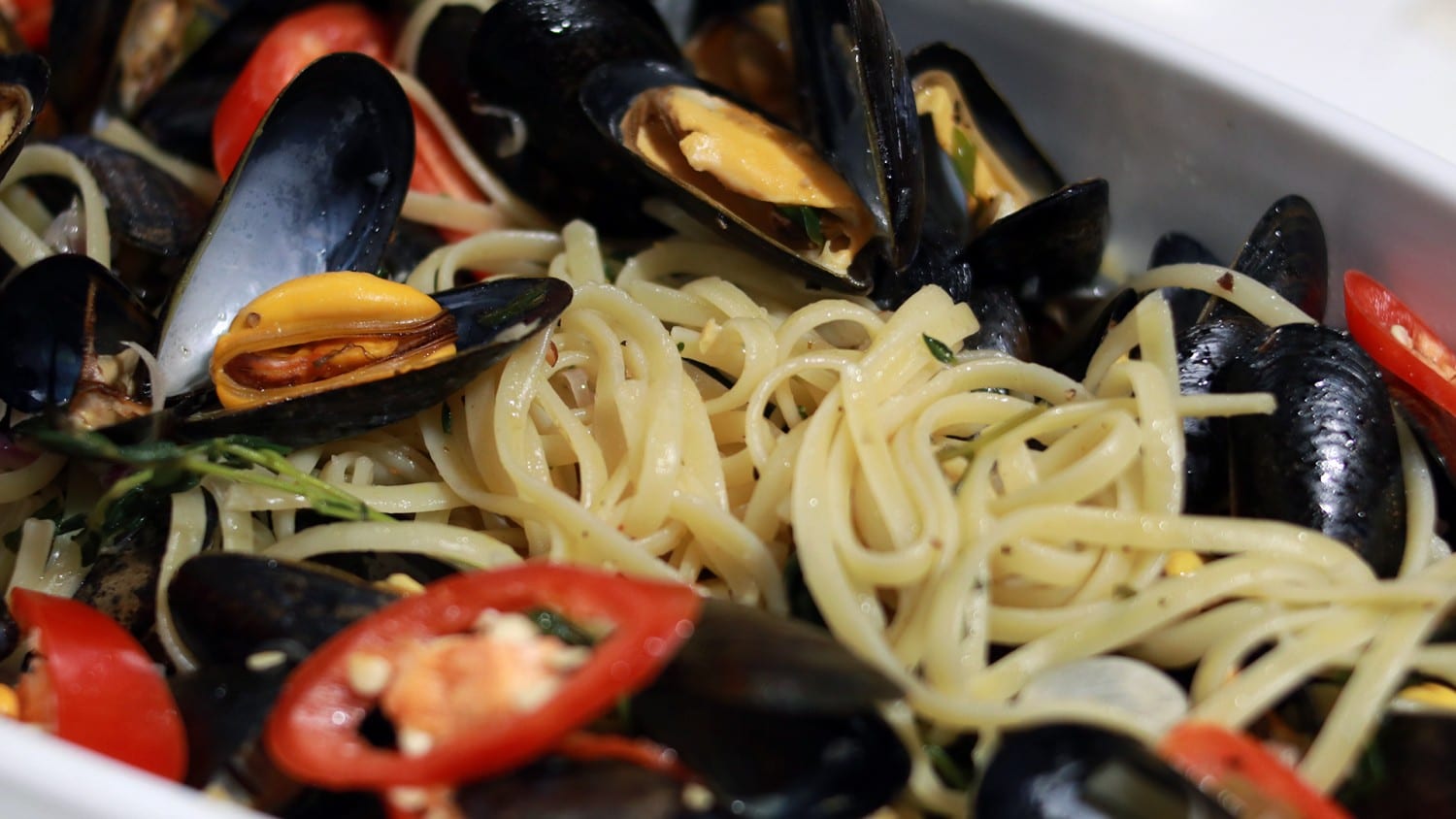 Mussel Linguine in White Wine Sauce (ลินกวินีหอยแมลงภู่ในซอสไวน์ขาว)