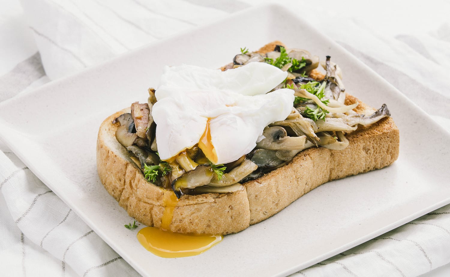 Poached Egg and Mushroom on Toast (ขนมปังหน้าเห็ดและไข่ดาวน้ำ)