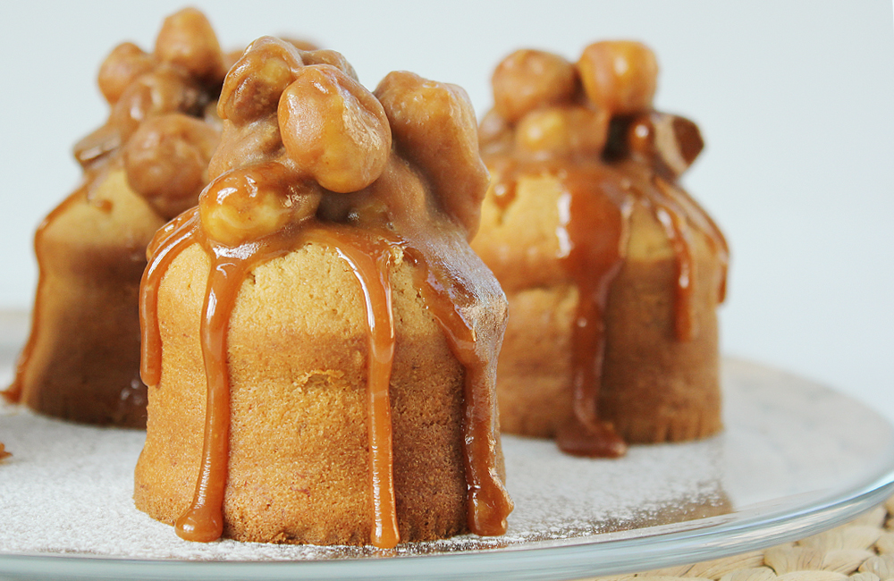 Banana Cake with Macadamia Toffee Sauce (เค้กกล้วยซอสท๊อฟฟี่แมคคาดาเมีย)