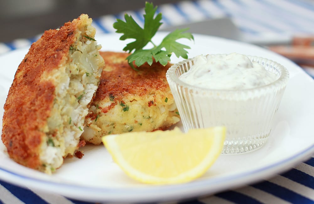 Fish and Chip Cake with Caper Tartar (ทอดมันฟิชแอนด์ชิพกับเคเปอร์ทาร์ทาร์)