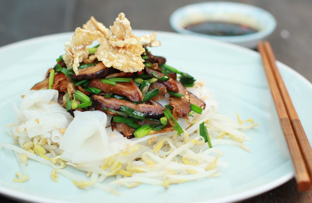 Tofu Crisp & Chinese Chives Noodles (ก๋วยเตี๋ยวหลอดหน้ากุยช่ายและฟอง