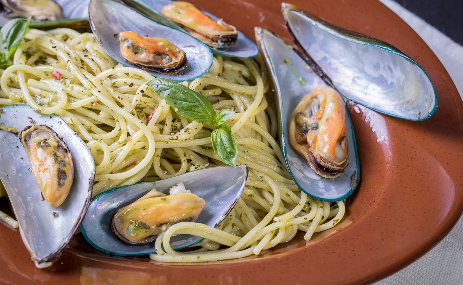 Mussels Spaghetti with Basil Oil Sauce (สปาเกตตี้หอยแมลงภู่ซอสน้ำมันเบซิล)