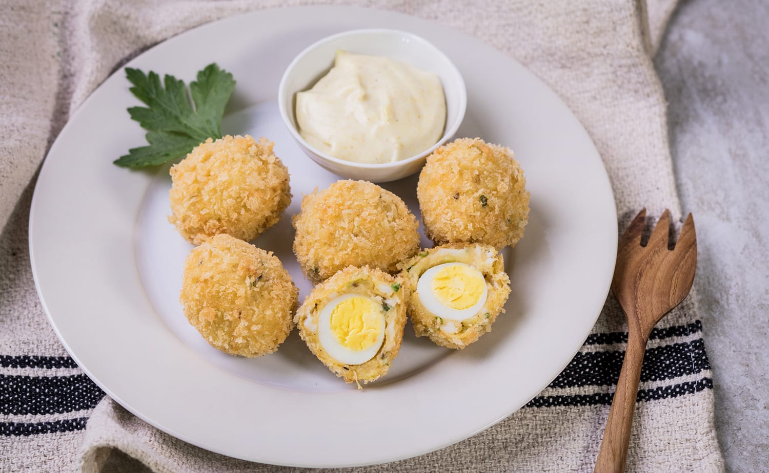 Mini Crab Scotch Eggs with Curried Mayo (ไข่สก๊อตปูมินิกับมายองเนสผงกะหรี่)