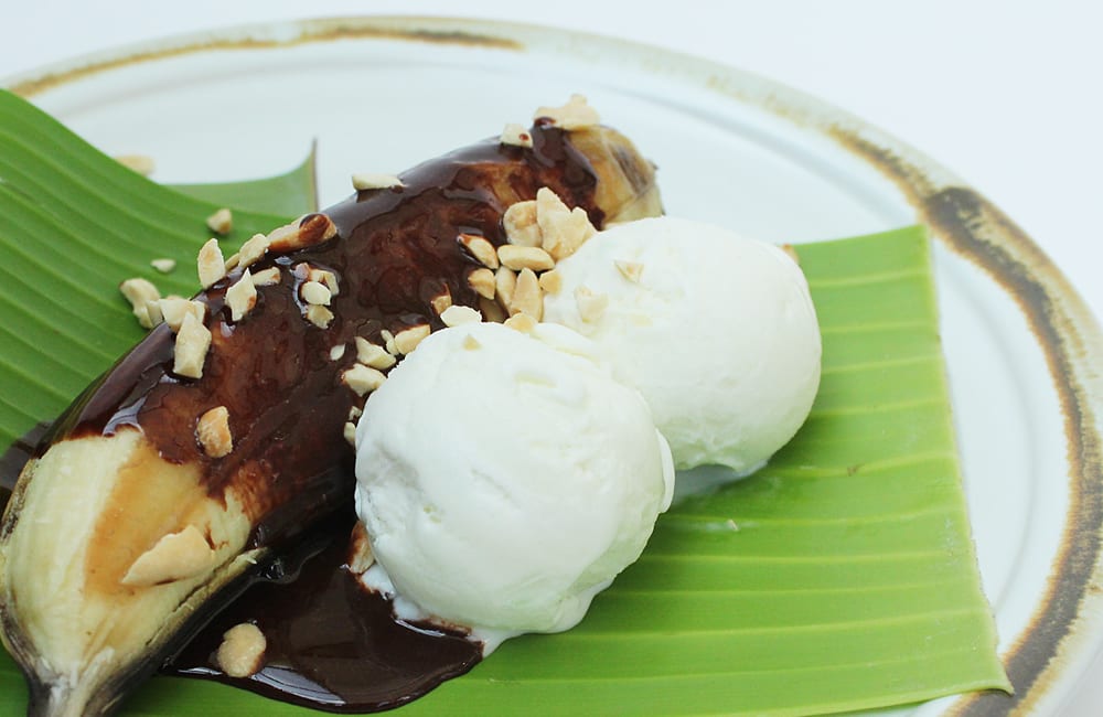 Grilled Banana Split with Chocolate Coconut Sauce (กล้วยย่างกับซอส