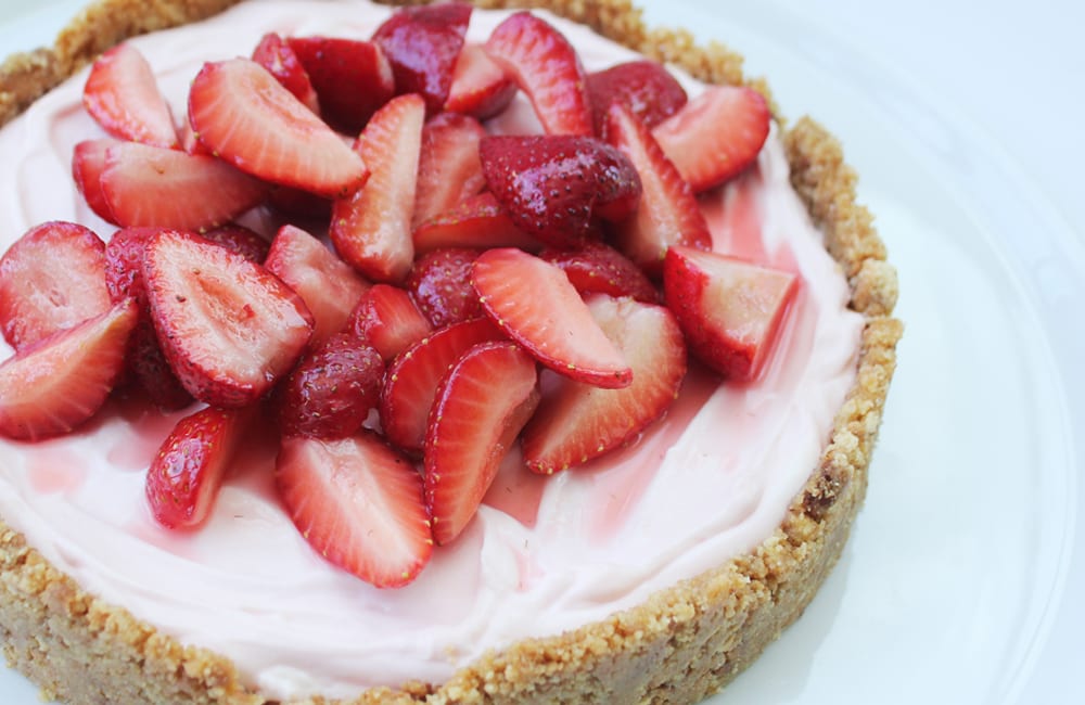 No-Baked Strawberry Cheesecake (สตรอว์เบอร์รี่ชีสเค้กแบบไม่อบ)