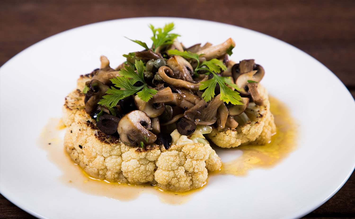 Cauliflower Steak with Olives and Mushrooms (สเต็กกะหล่ำดอกหน้าเห็ดและ