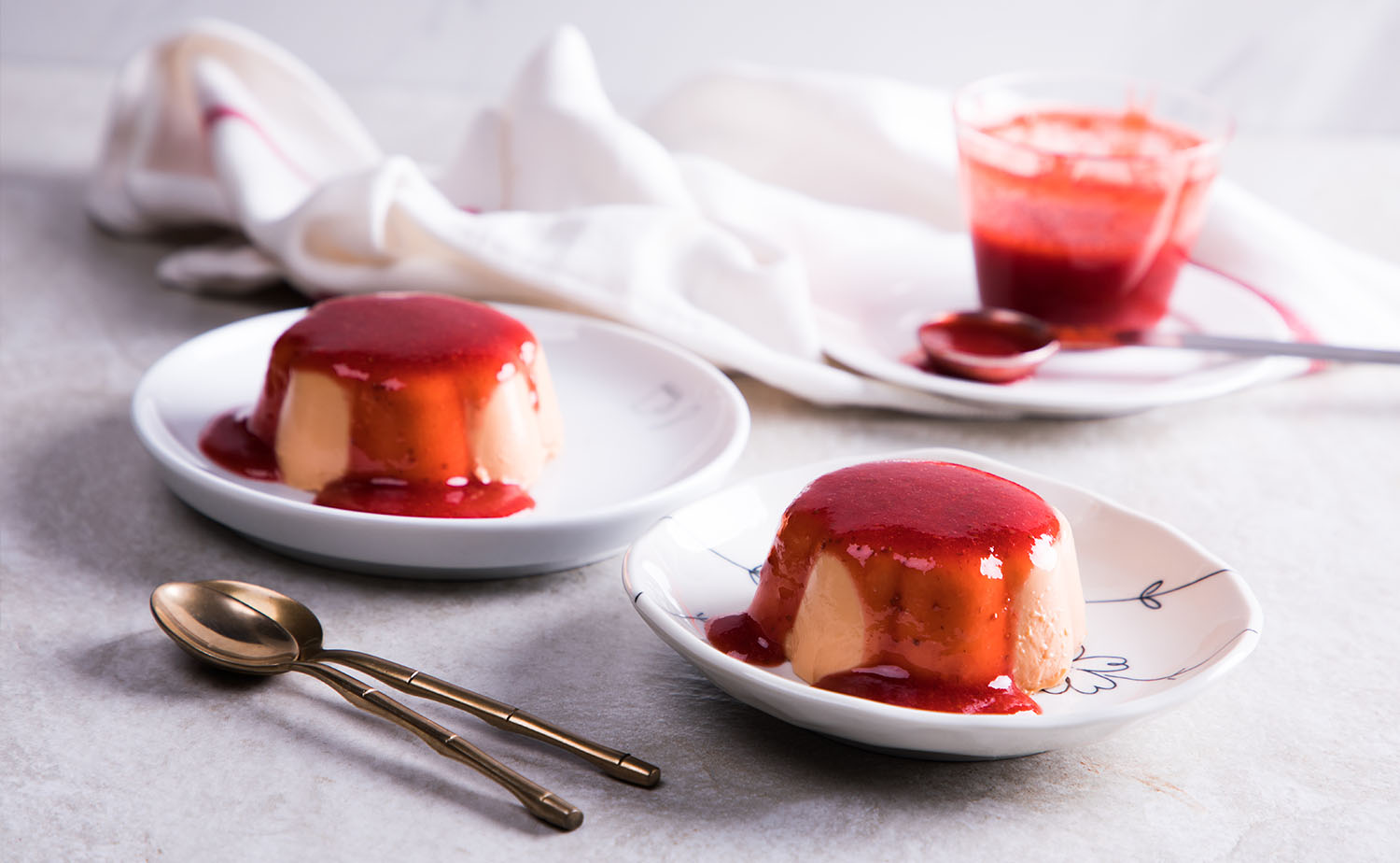 Thai Tea Panna Cotta with Strawberry Sauce (แพนนาคอตตาชาไทยซอสสตรอว์