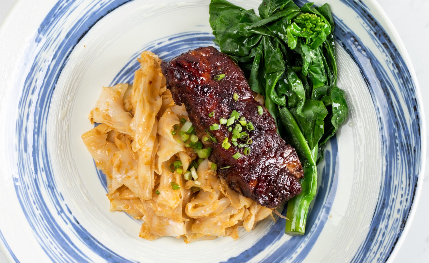 Curry Powder Pork Ribs with Rice Noodles (ก๋วยเตี๋ยวผัดซอสมันกุ้งกับ