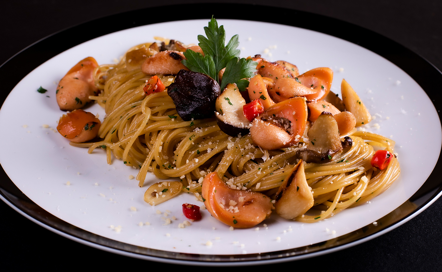 Spaghettini Olio Sausage and Mushroom (สปาเกตตินีไส้กรอกและเห็ดผัดพริกกระเทียม)