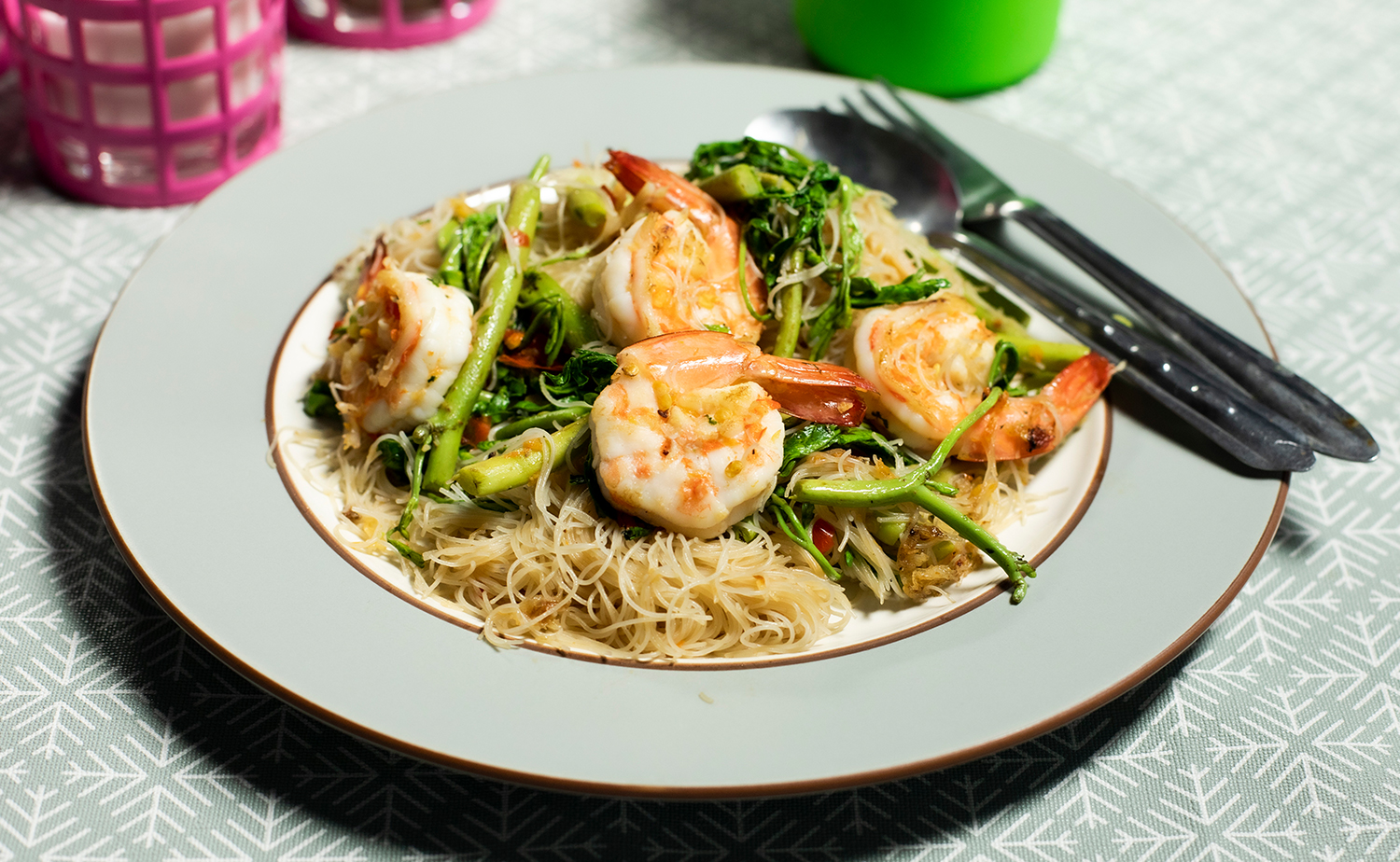 Stir-fried Vermicelli with Water Mimosa (เส้นหมี่ผัดกระเฉด)