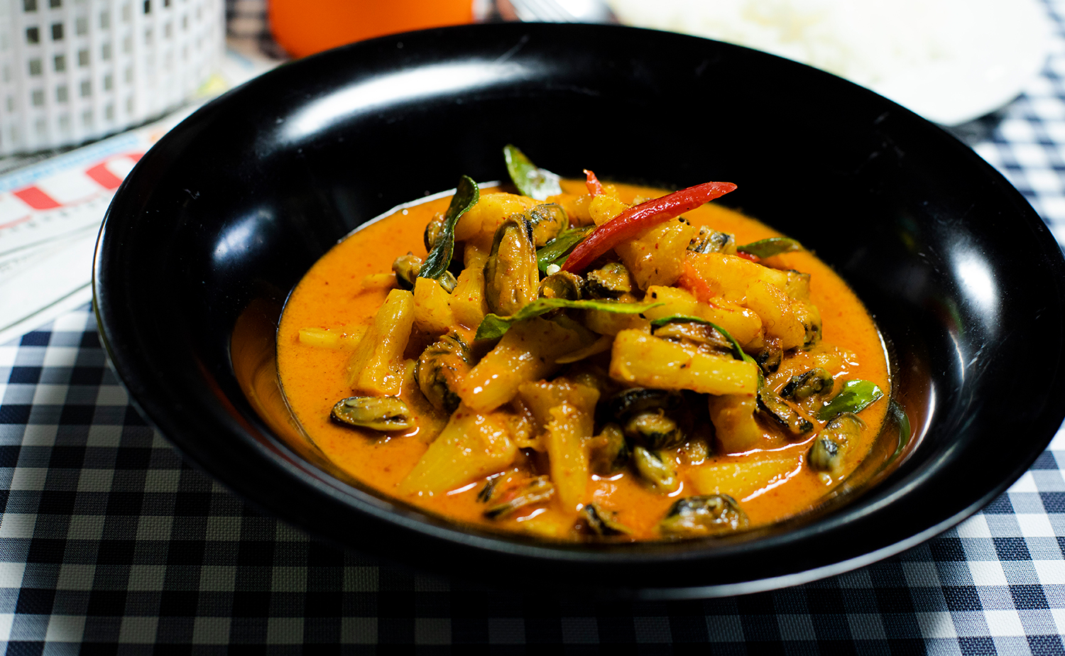 Mussel and Pineapple Spicy Curry (แกงคั่วหอยแมลงภู่สับปะรด)