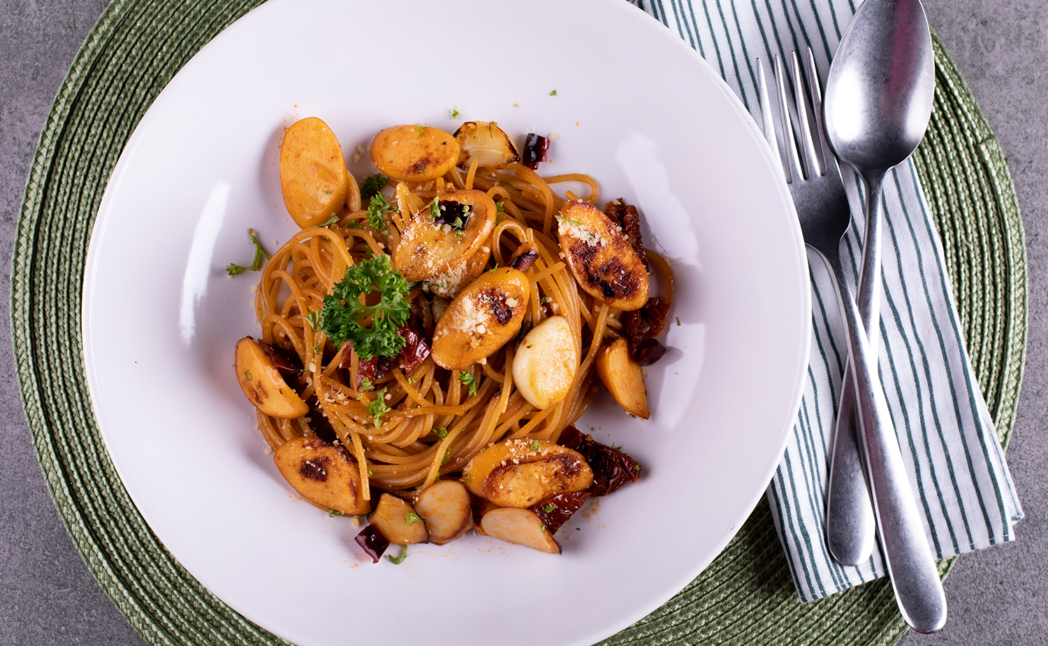 Spaghetti with Sausage and Mushroom (สปาเกตตีไส้กรอกและเห็ด)