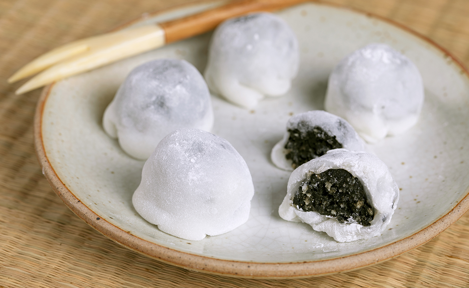 Black Sesame Mochi (โมจิงาดำ)