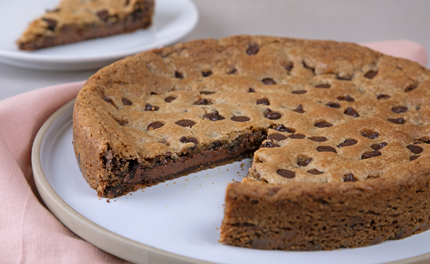Nutella Stuffed Chocolate Chip Cookie Pie (พายช็อกโกแลตชิพคุกกี้ไส้นูเทลลา)