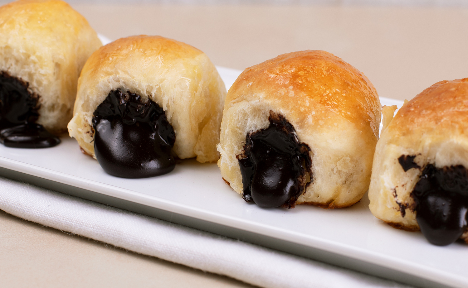 Cocoa Cream Buns (ขนมปังไส้ช็อกโกแลตลาวา)