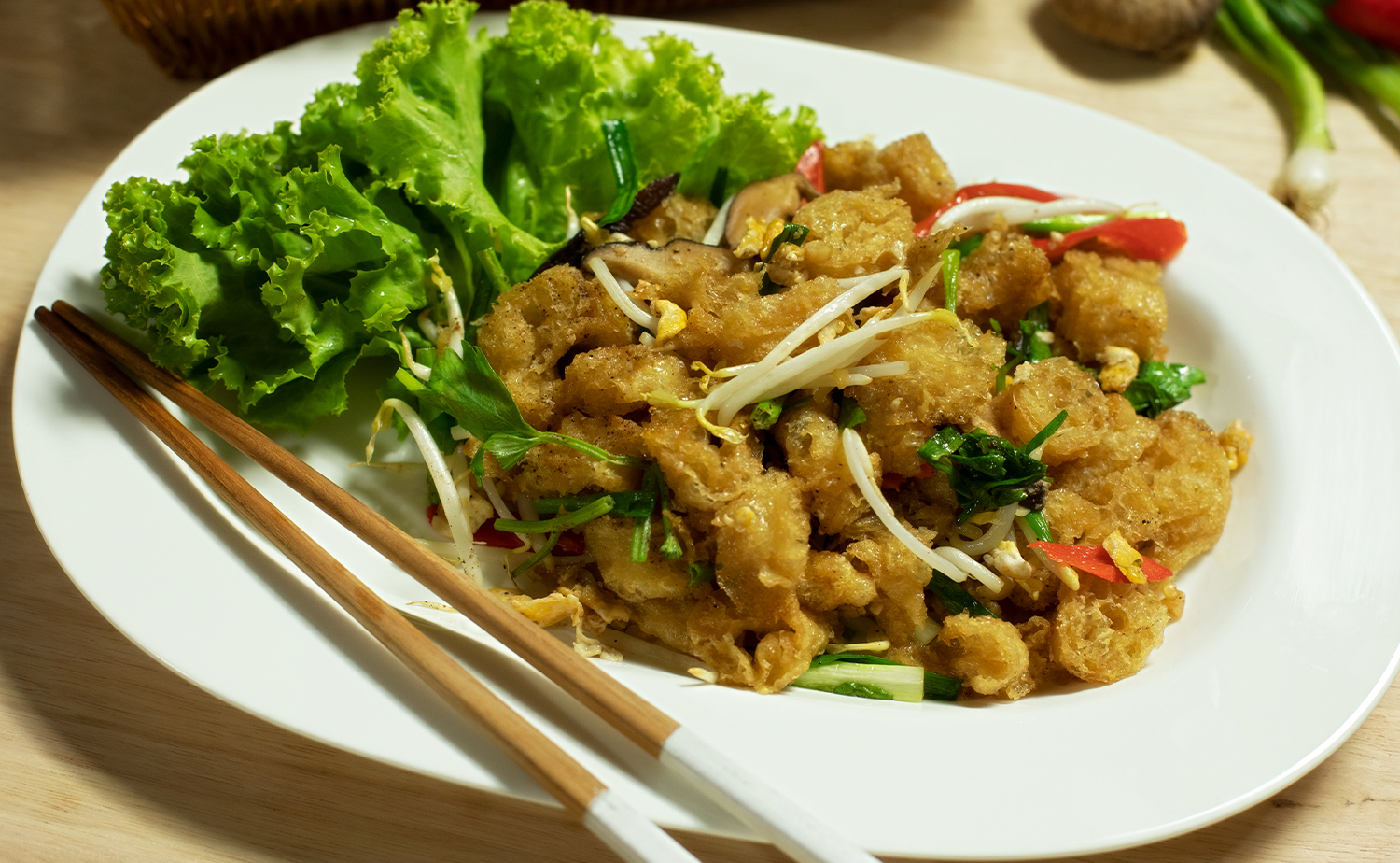 Stir-fried Fish Maw with Eggs and Bean Sprouts (กระเพาะปลาผัดแห้ง)