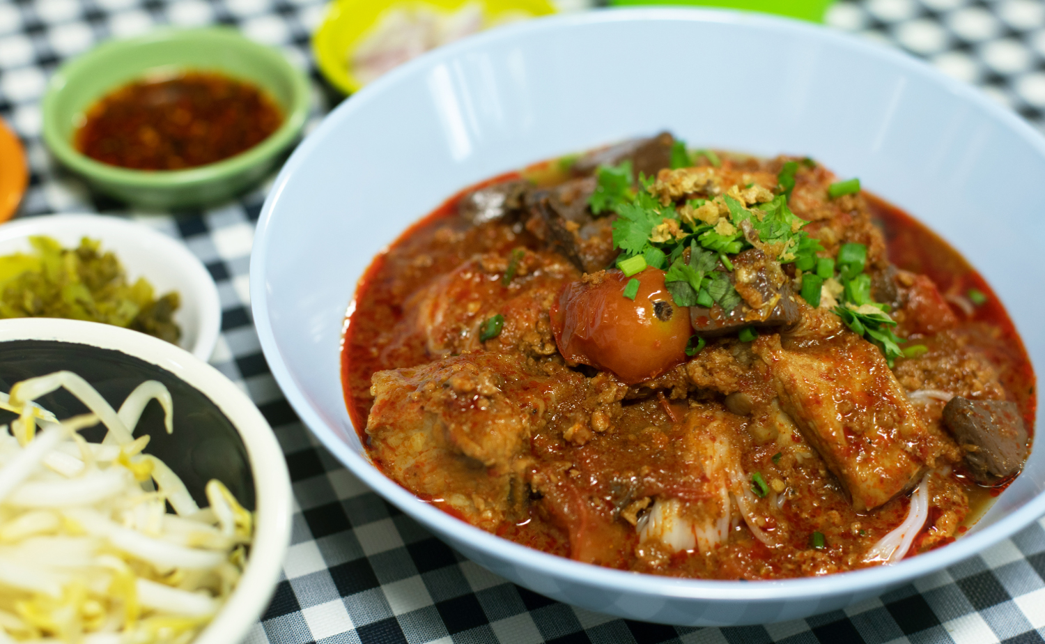 Rice Vermicelli with Northern Thai Curry Sauce (ขนมจีนน้ำเงี้ยว)