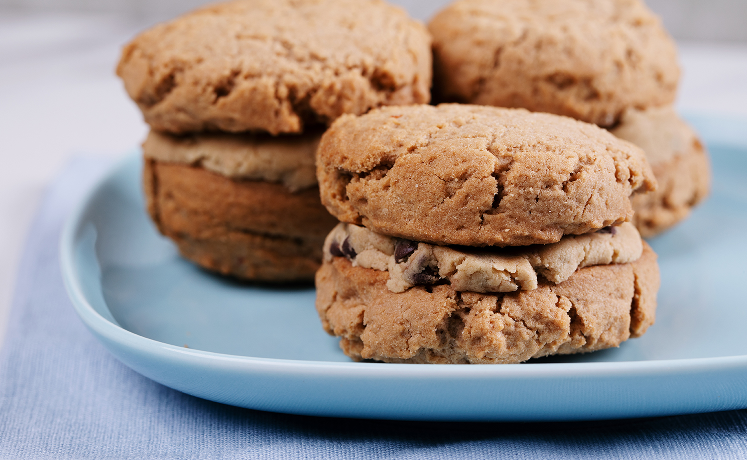 Chocolate Chip Cookie Dough Stuffed Chocolate Cookies (คุกกี้ช็อกโกแลตสอดไส้ช็อกโกแลตชิพคุกกี้โดว์)
