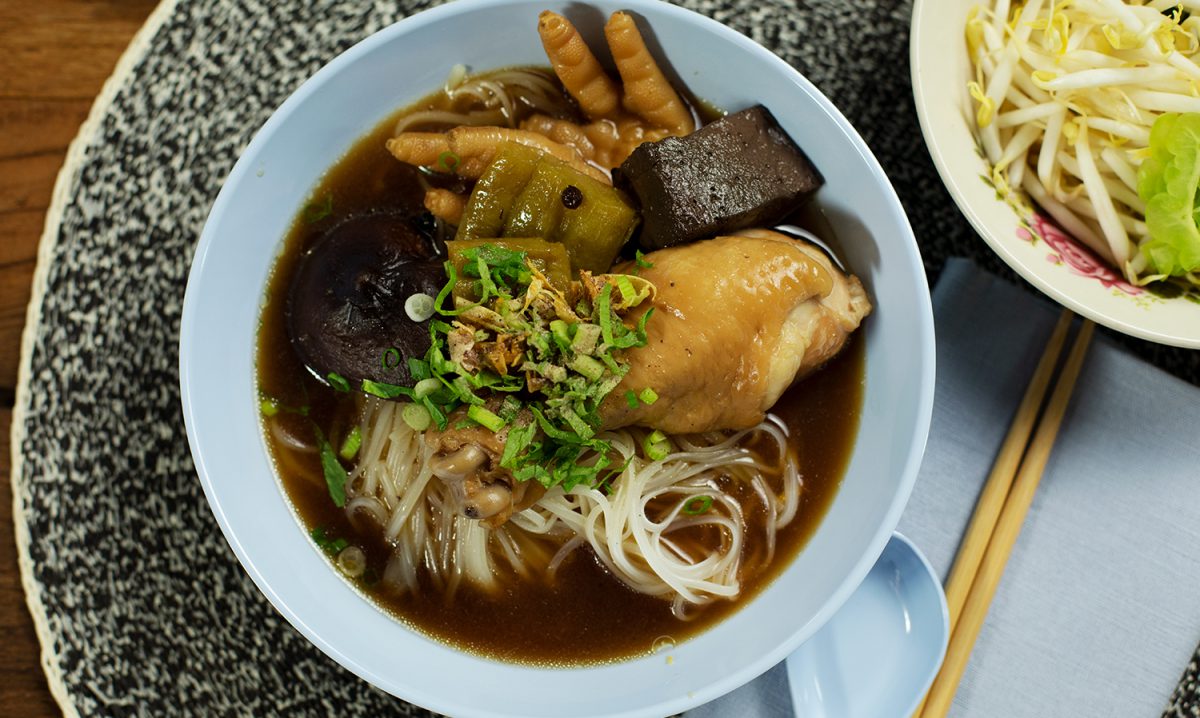 Noodles with Braised Chicken (ก๋วยเตี๋ยวไก่ตุ๋น)