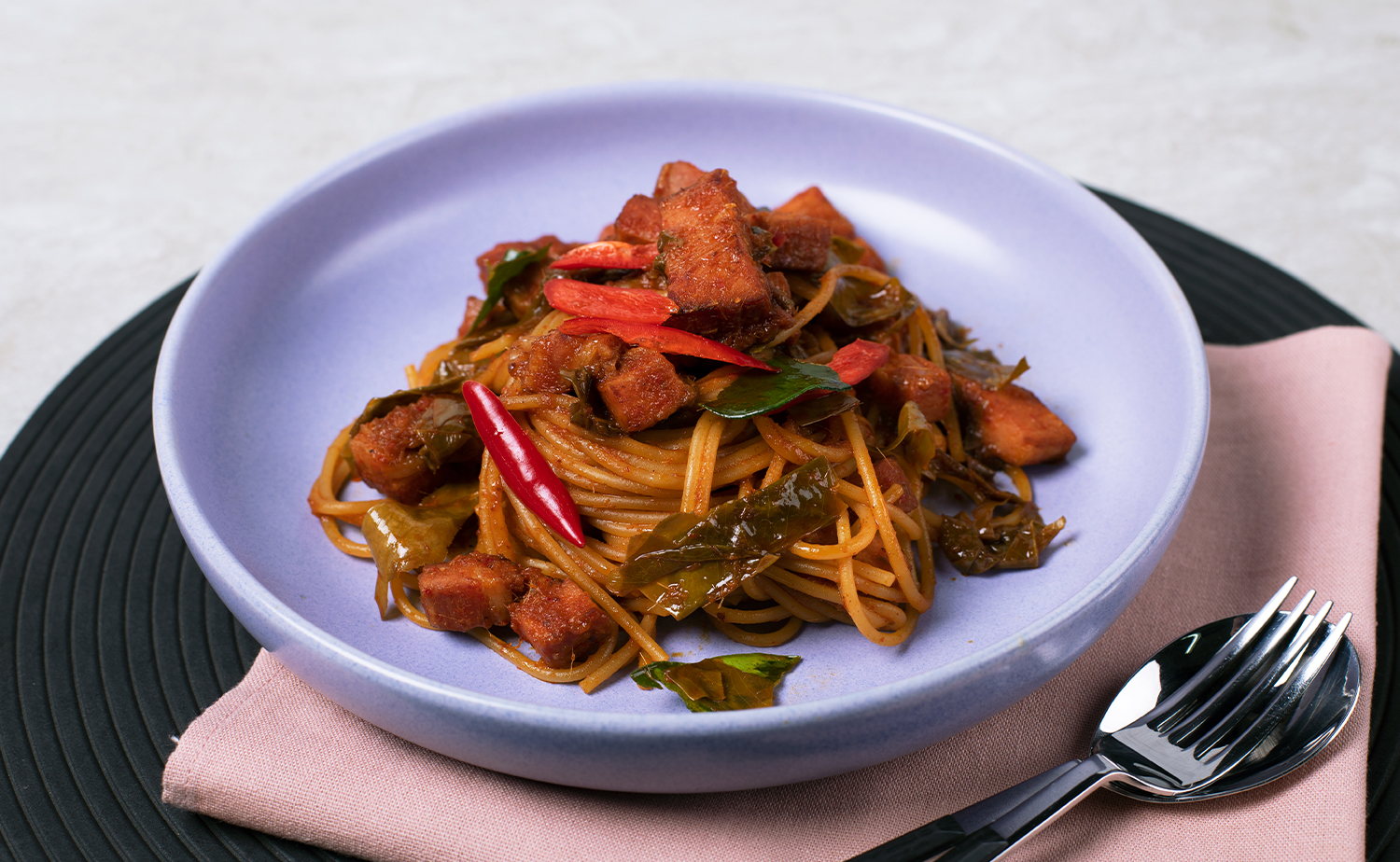 Bacon and Cowa Leaves Spaghetti (สปาเกตตีเบคอนชะมวง)