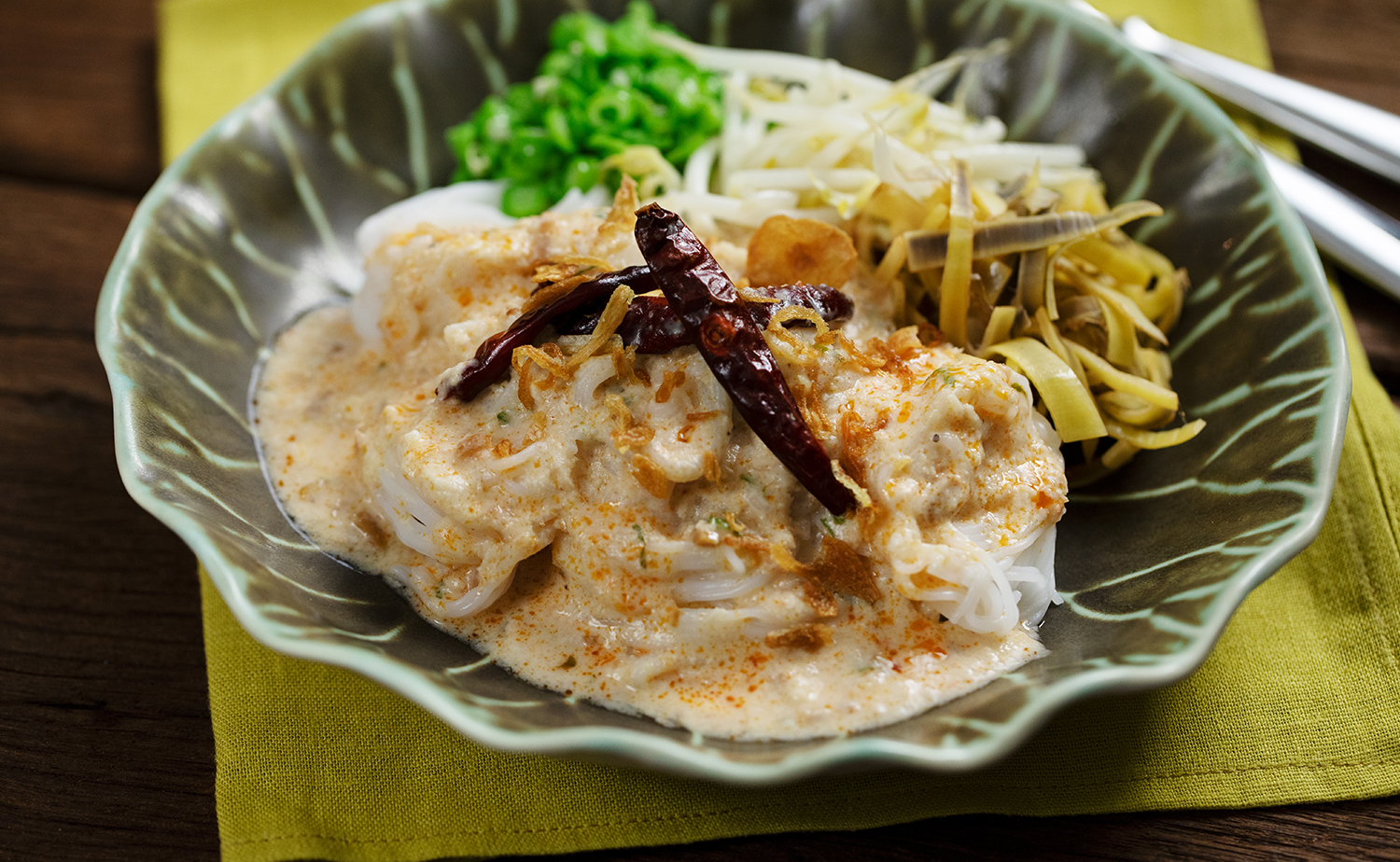 Rice Vermicelli with Coconut Curry Sauce (ขนมจีนน้ำพริก)