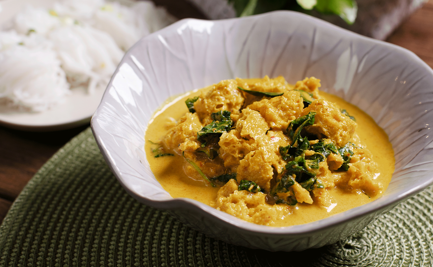 Fish maw in Tree Basil Curry (กระเพาะปลาแกงใบยี่หร่า)