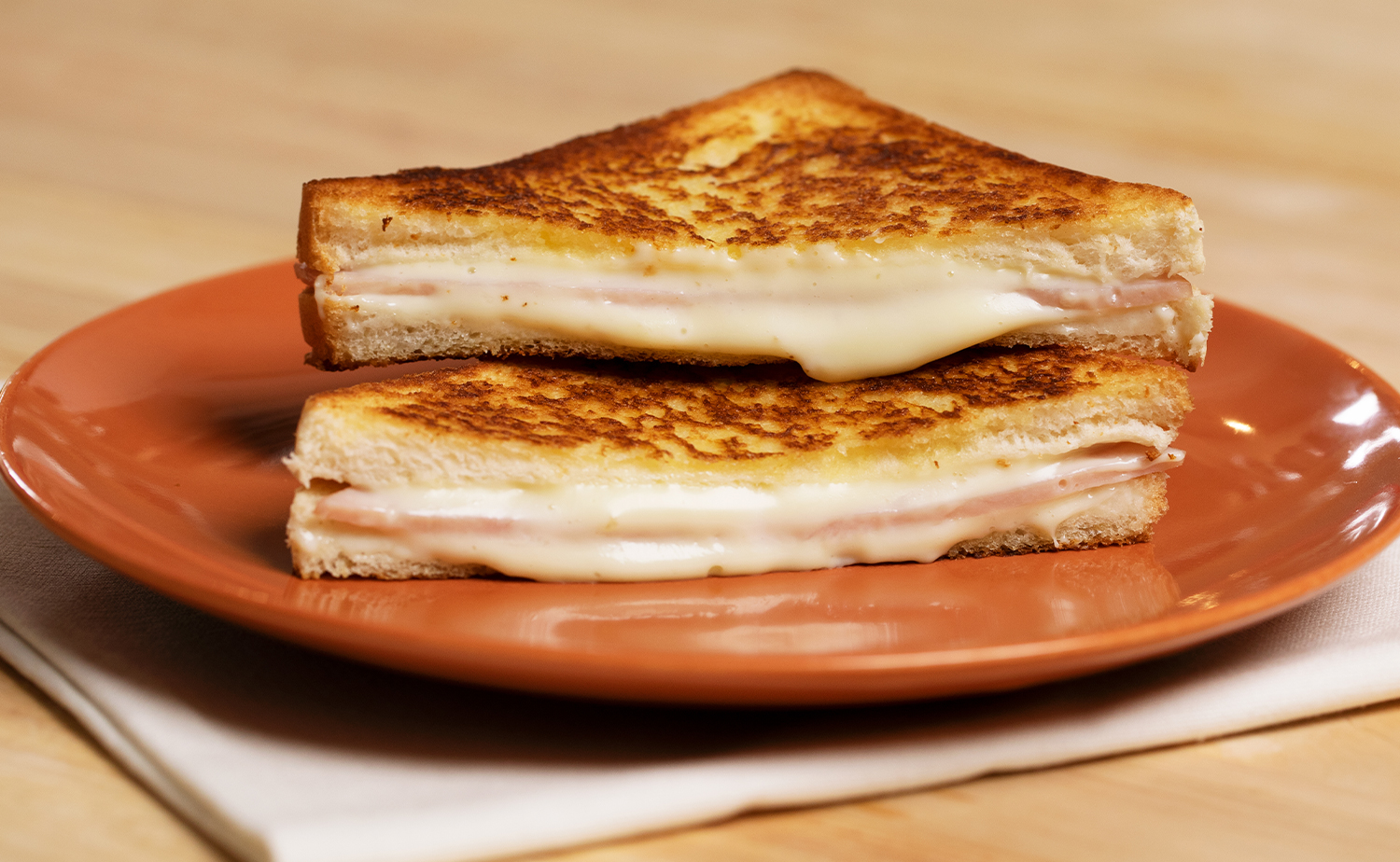Grilled Ham & Cheese Sandwiches (กริลล์แฮมและชีสแซนด์วิช)