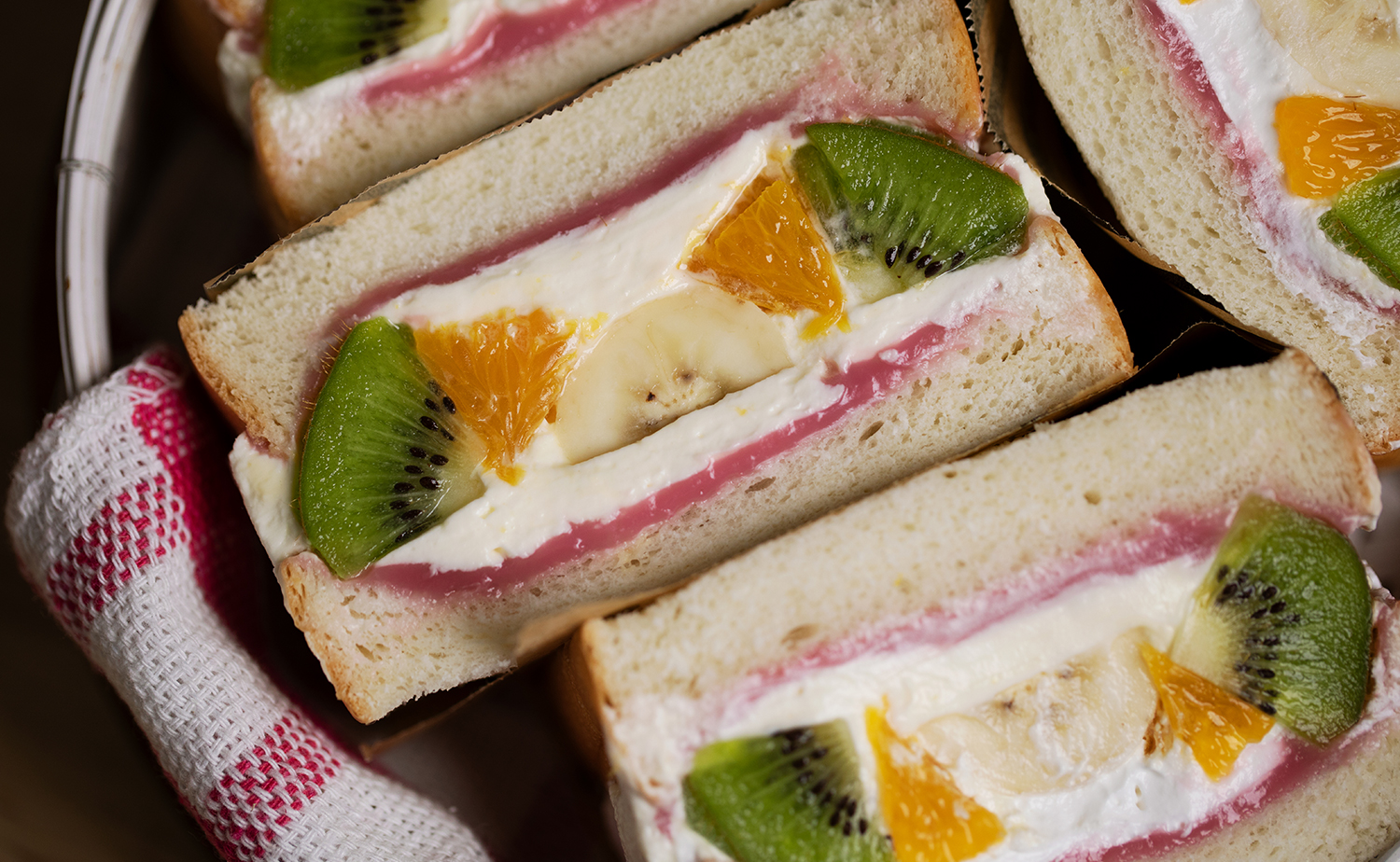 Fruit & Berry Cream Cheese Sandwiches (แซนด์วิชครีมชีสผลไม้)