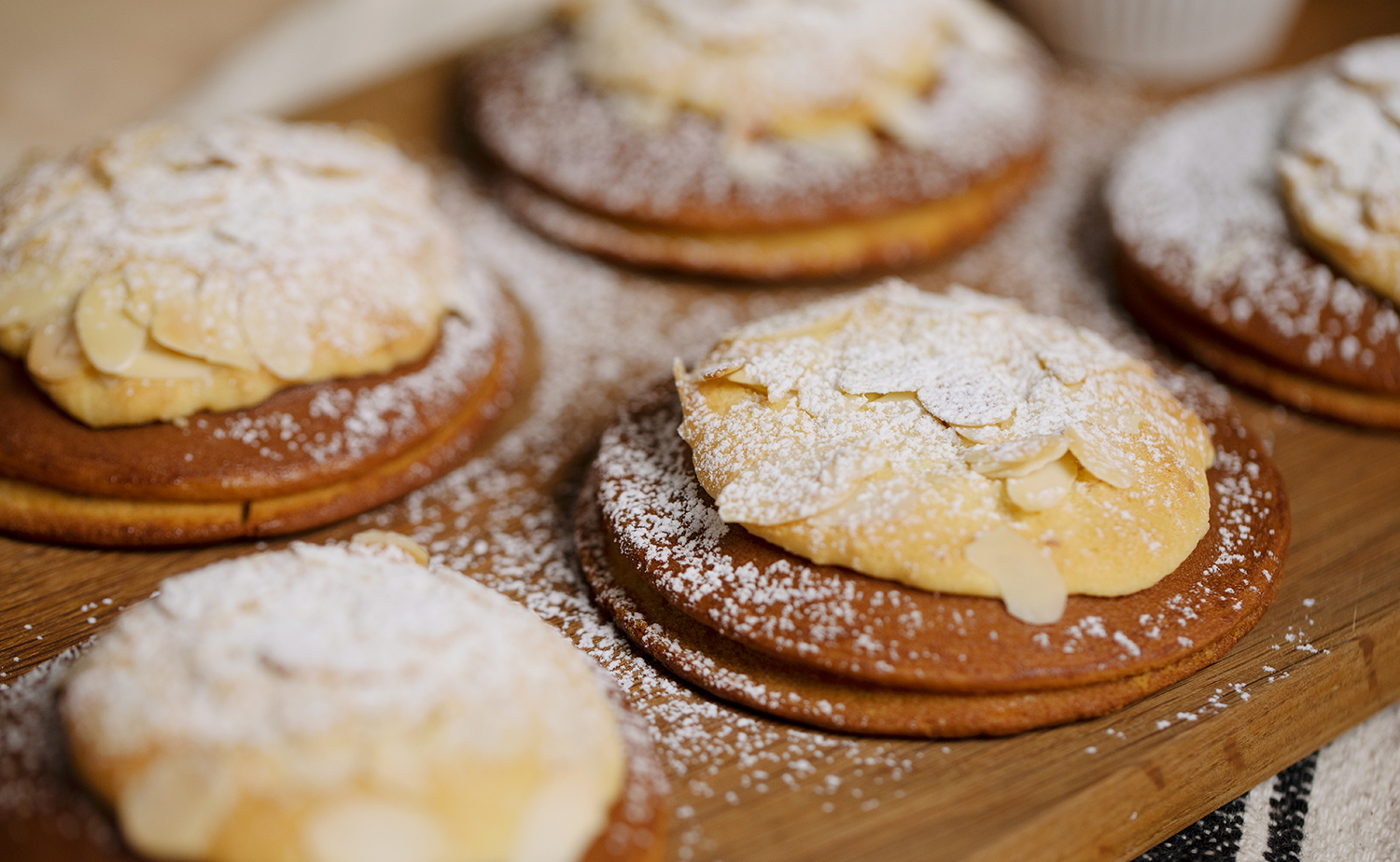 Baked Almond Dorayaki (โดรายากิครีมอัลมอนด์อบ)