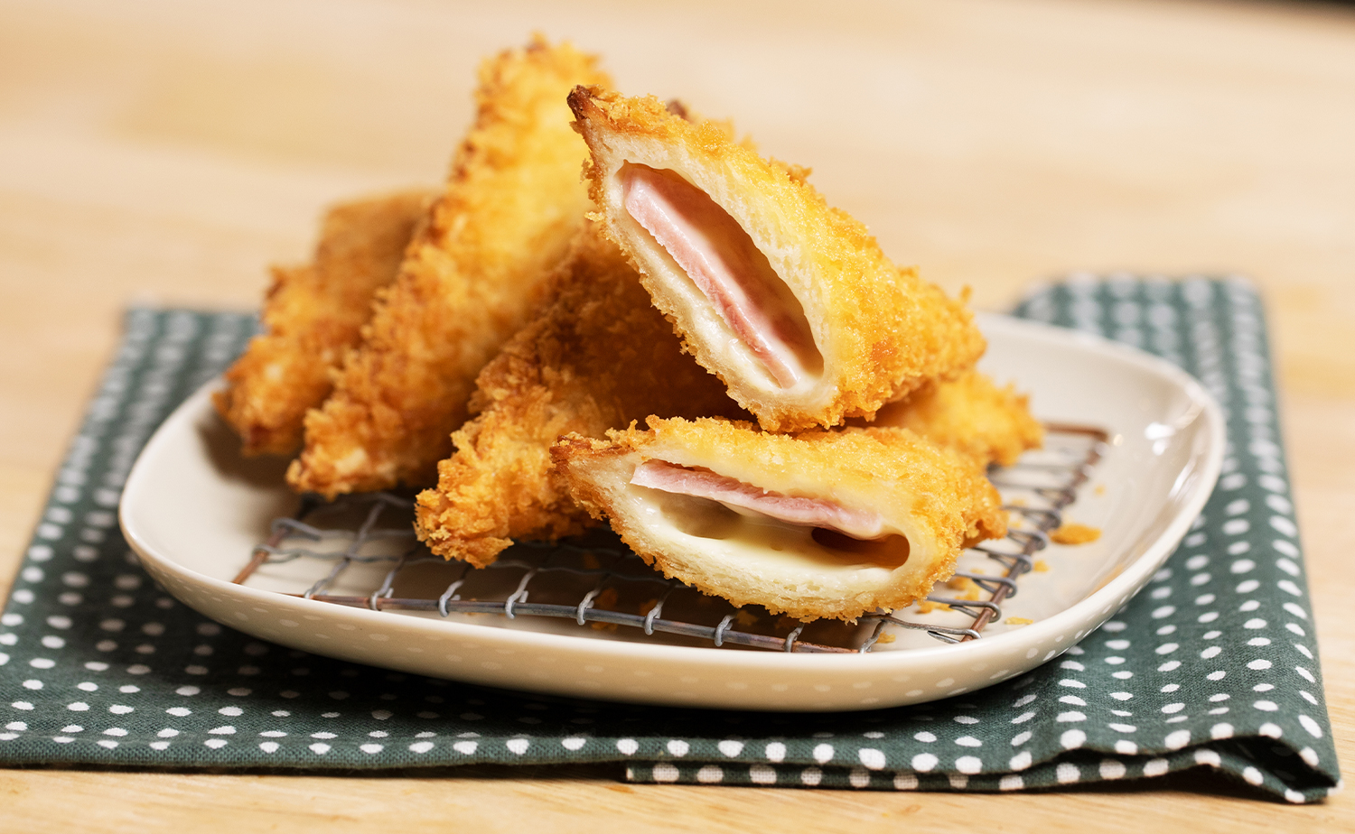 Fried Ham & Cheese Donut Toast (โดนัททอดขนมปังแฮมชีส)