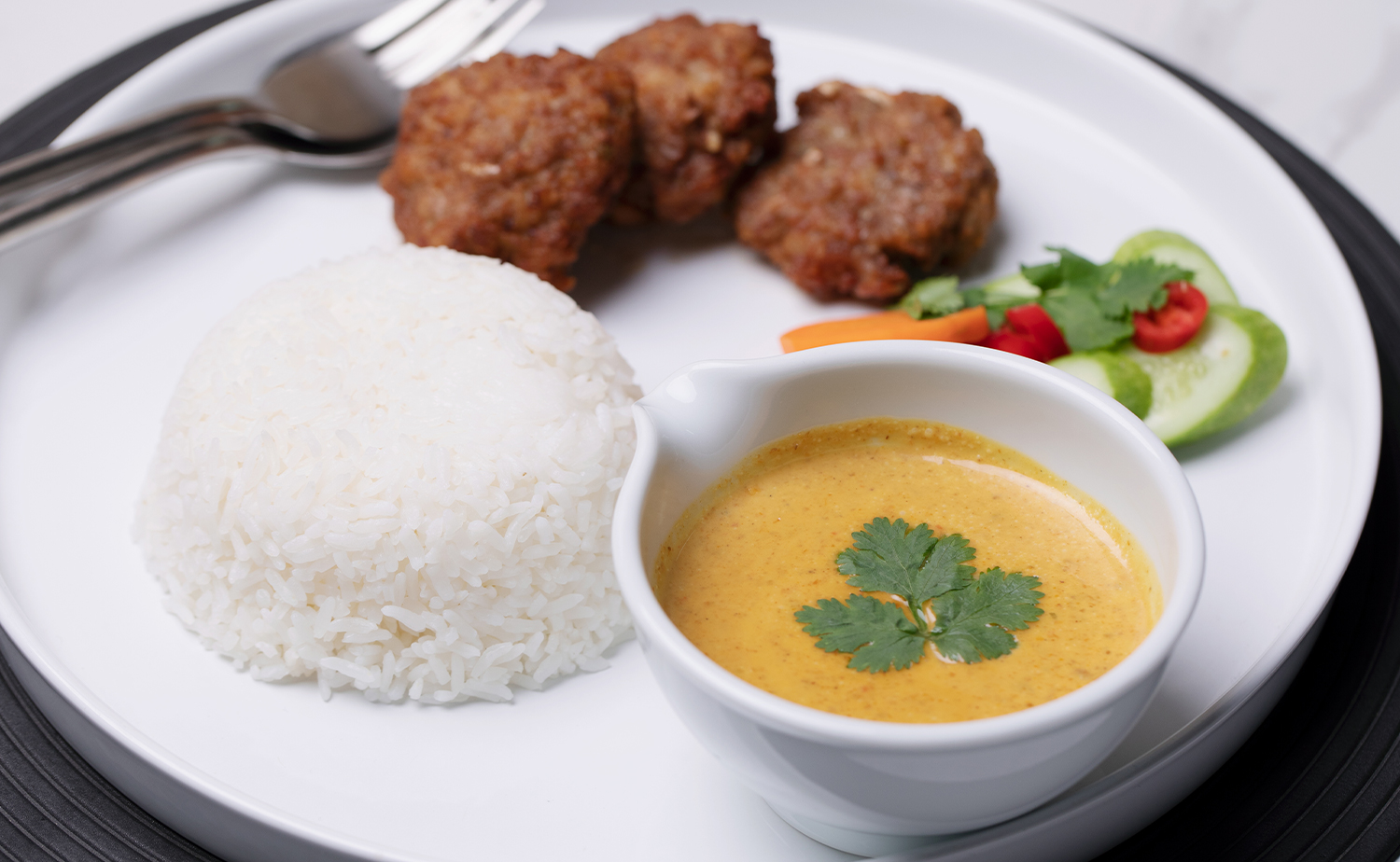 Crispy Thai Patties with Curry and Rice (ข้าวแกงกะหรี่หมูก้อนทอด)