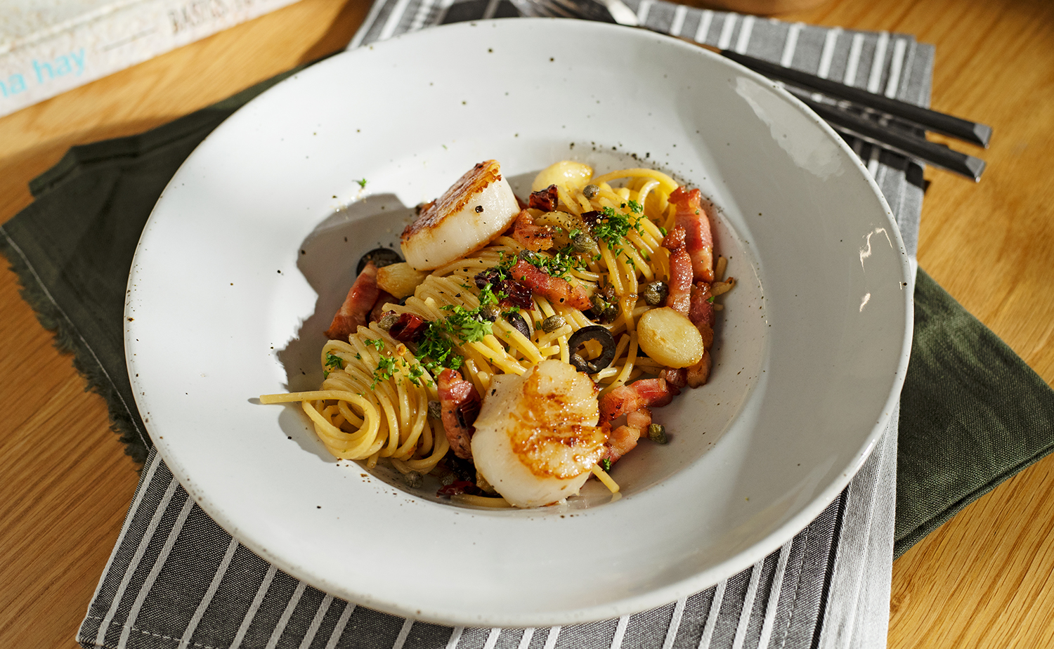 Spicy Bacon Pasta with and Seared Scallop (สปาเก็ตตี้พริกกระเทียมเบคอนกับหอยเชลล์)