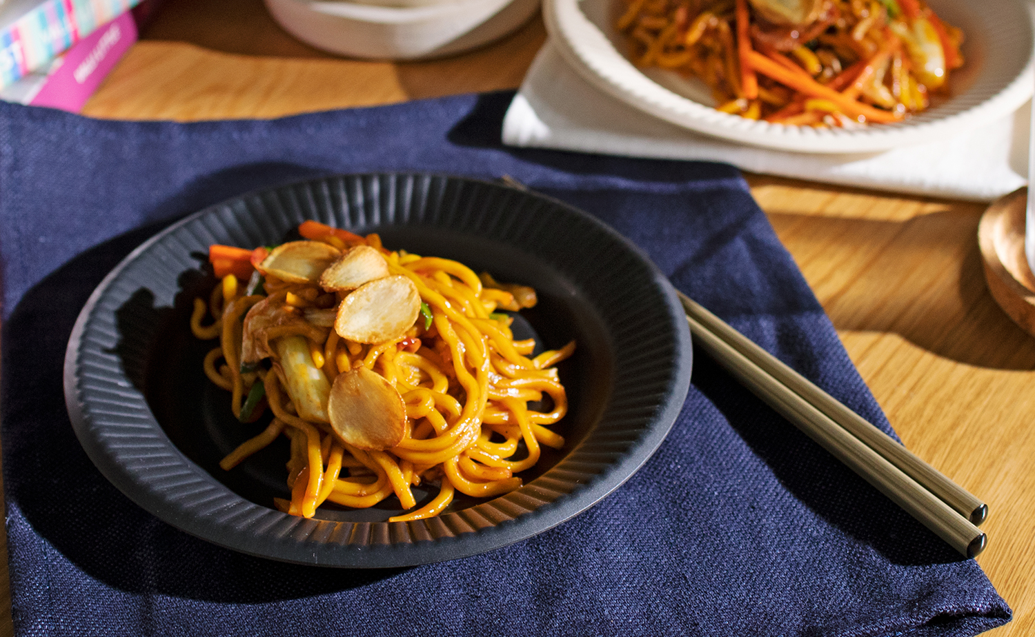 Yakisoba with Confit Garlic (ยากิโซบะกระเทียมคอนฟิต์)