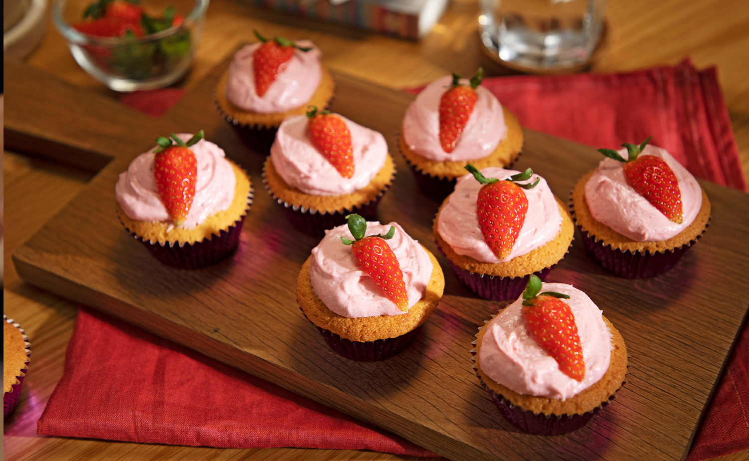 Vanilla Cupcake with Strawberry Cream Cheese Frosting (คัพเค้กวานิลลาหน้าสตรอว์เบอร์รีครีมชีสฟรอสติง