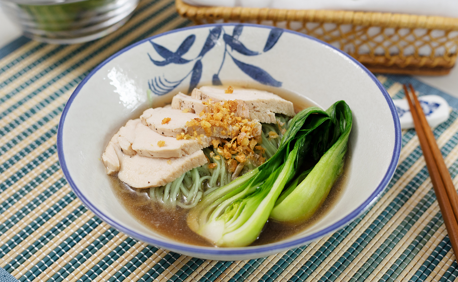 Green Egg Noodles with Chicken Breast (บะหมี่หยกอกไก่)