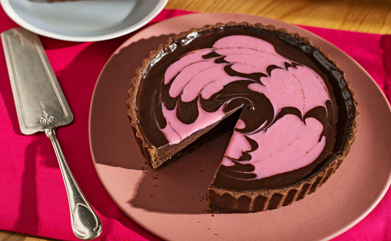 Pink and Dark Chocolate Tart (พิงค์​และดาร์กช็อกโกแลตทาร์ต)