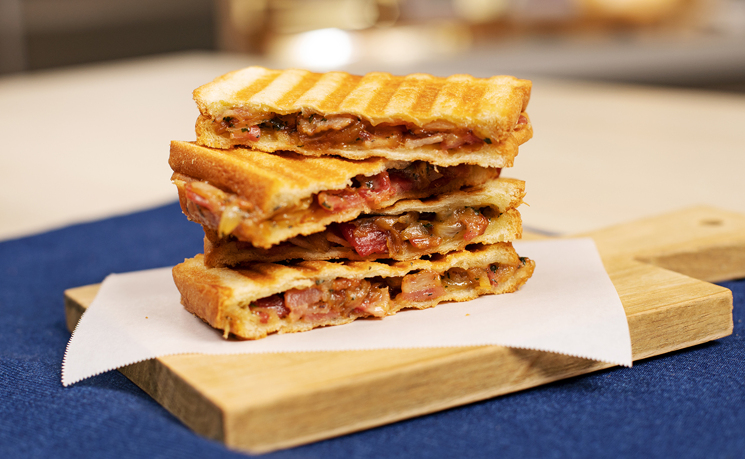 Bacon and Cheddar Sandwich (เบคอนเชดดาแซนด์วิช)