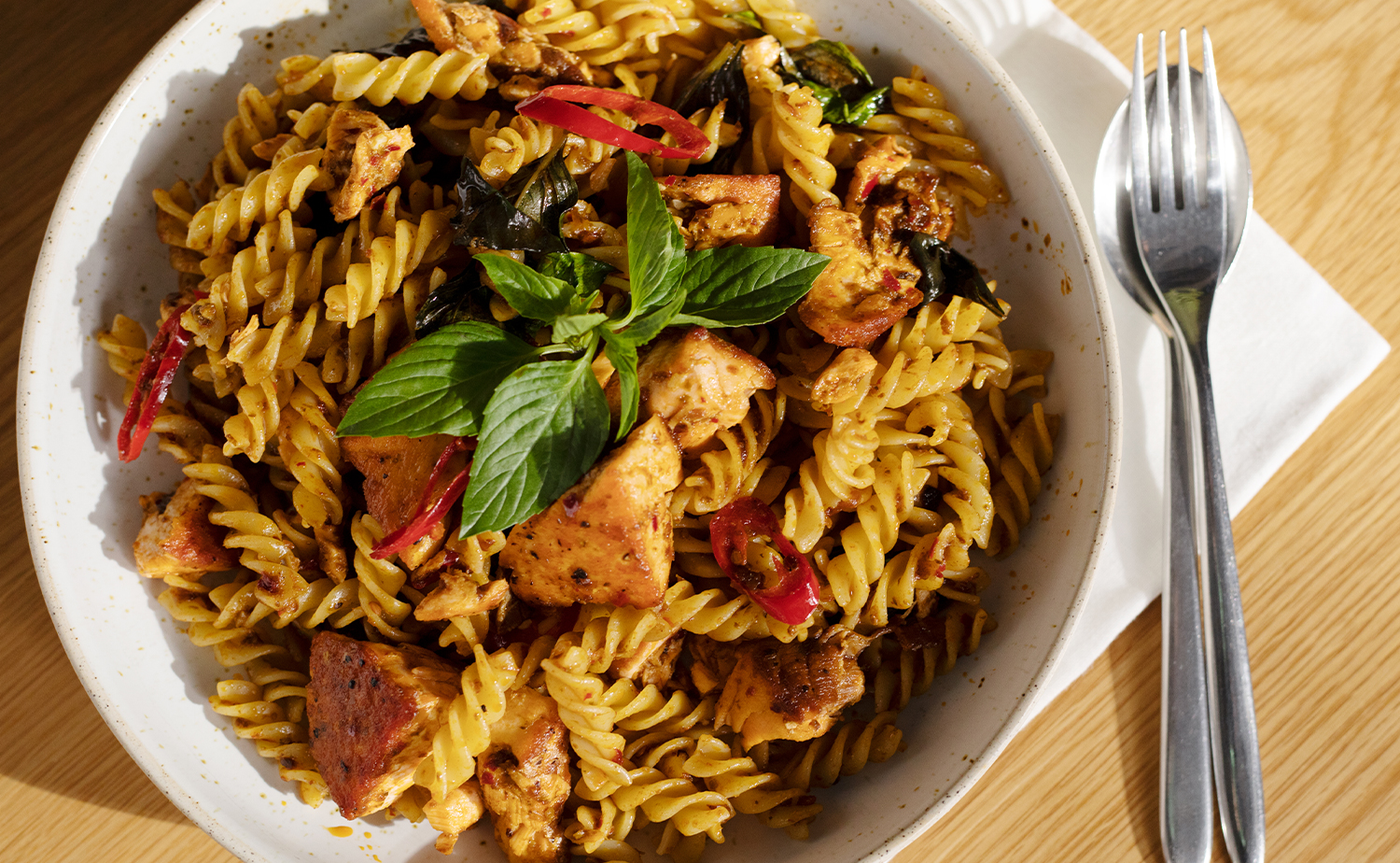 Salmon Chili Pesto Pasta (พาสต้าเพสโต้พริกเผาแซลมอน)