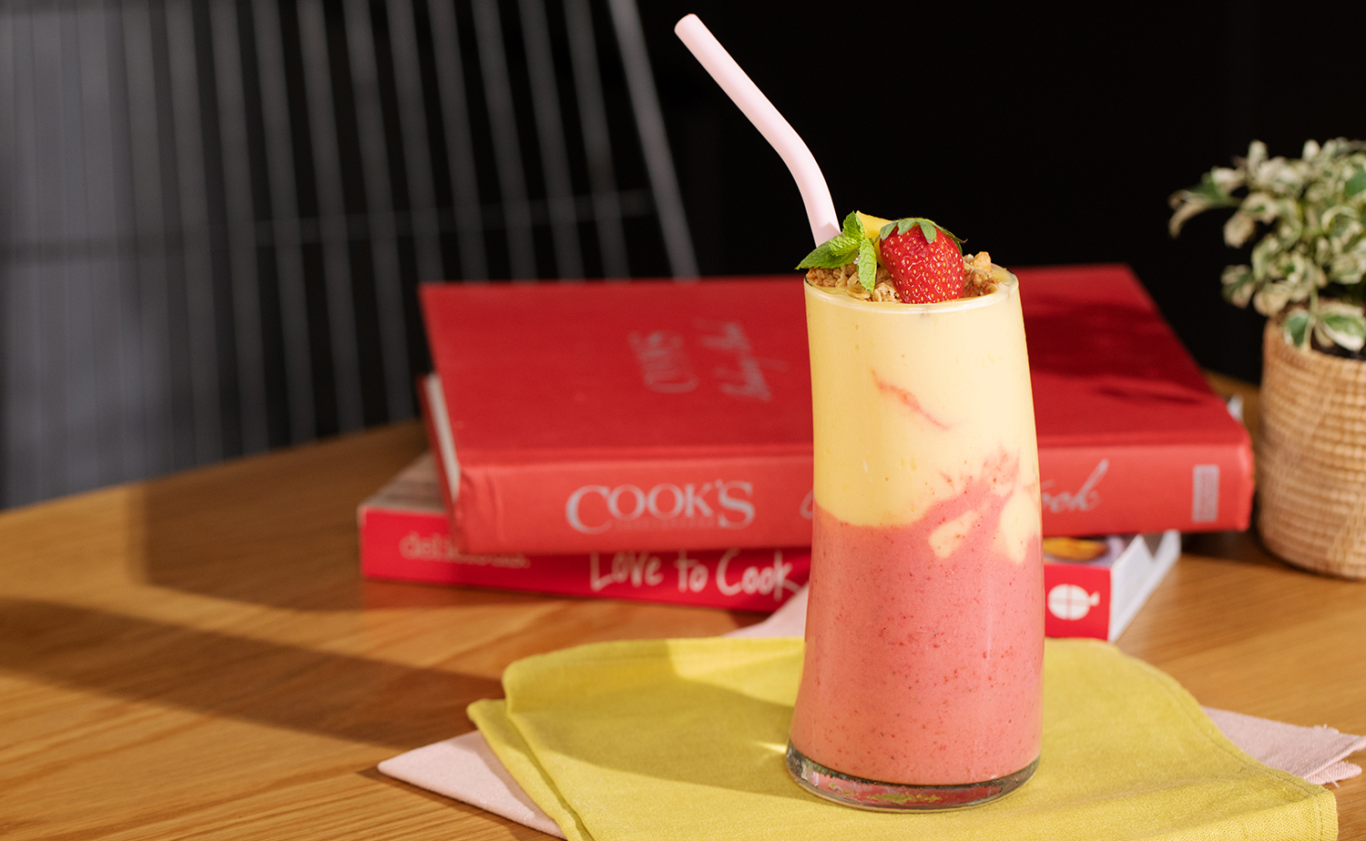 Strawberry Mango Smoothie (สมูทตี้สตรอว์เบอร์รีมะม่วง)
