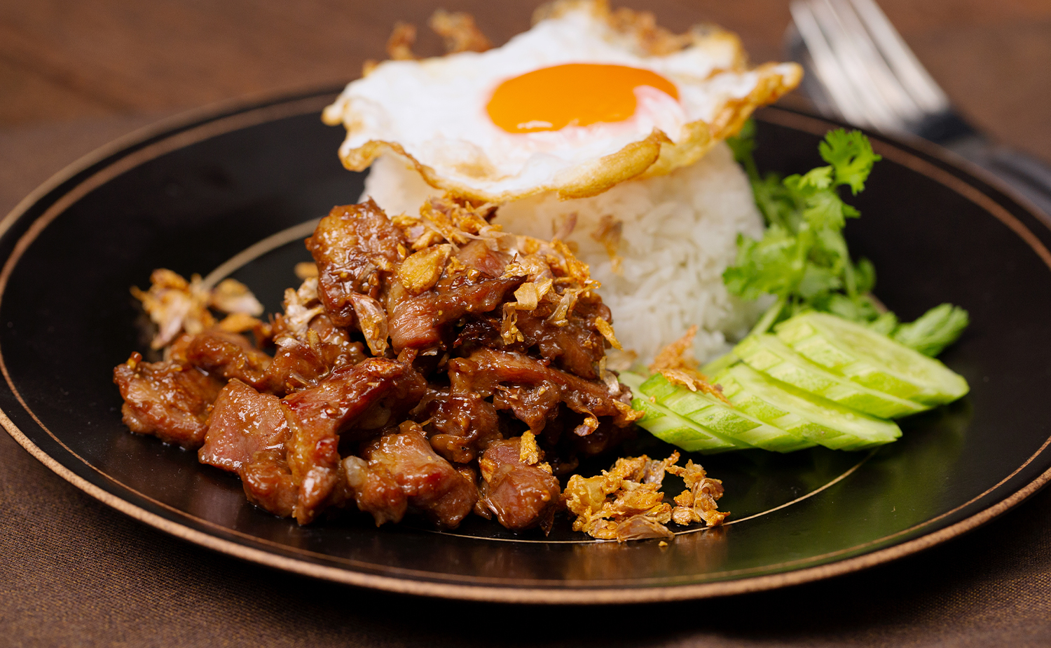 Garlic and Pepper Pork with Rice (หมูทอดกระเทียมพริกไทยราดข้าว)