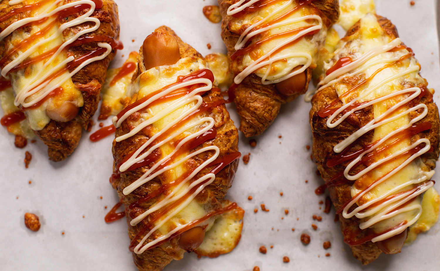 Cheesy Hot Dog Croissant (ครัวซ็องชีสฮอทดอก)