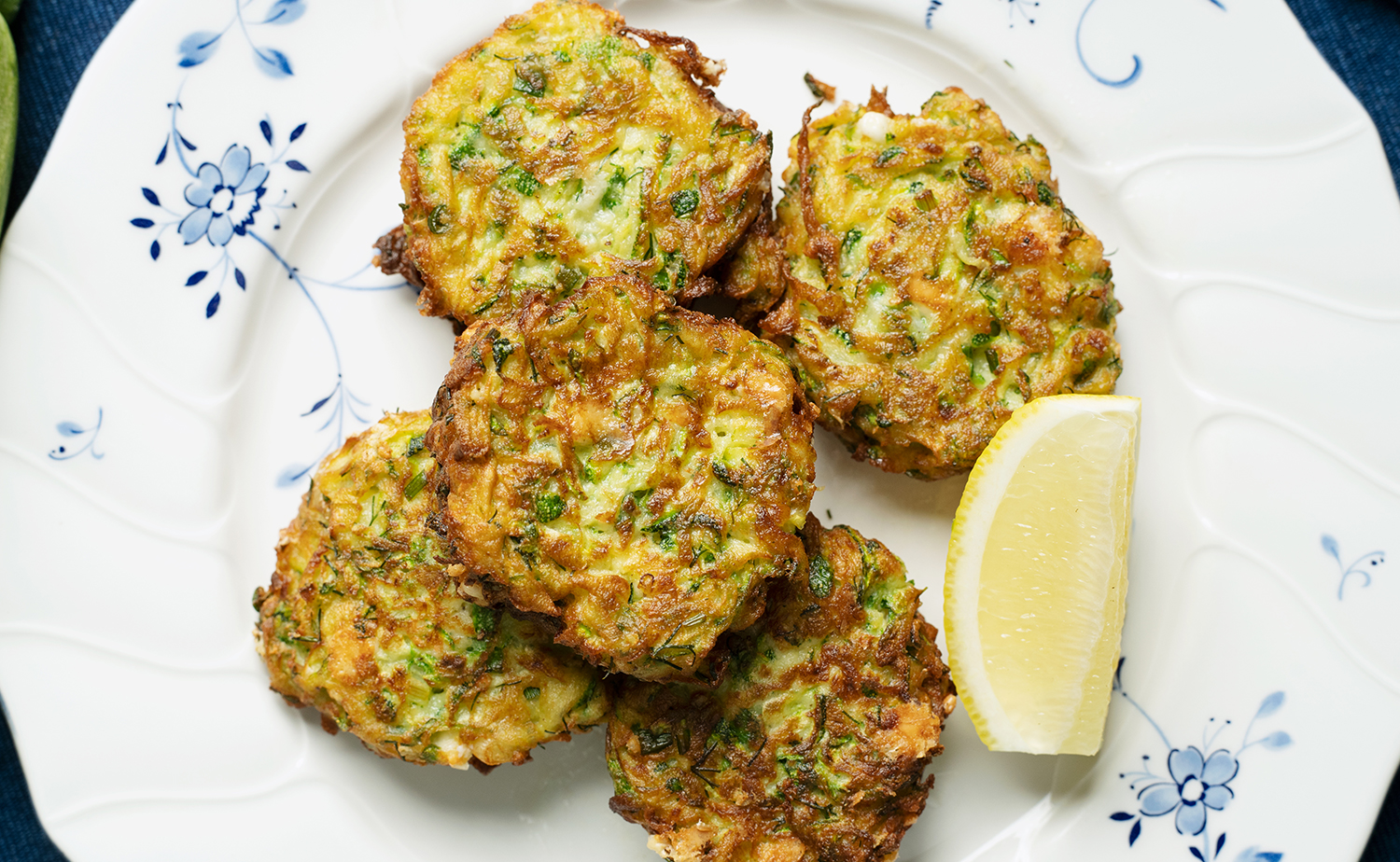 Zucchini Fritters with Feta (ทอดมันซูกินีกับเฟต้าชีส)