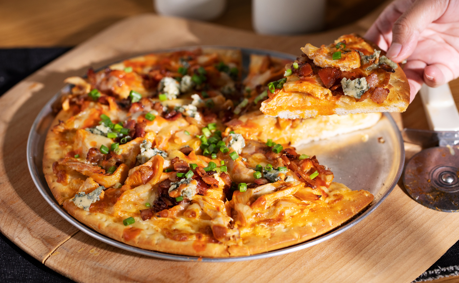 Easy Buffalo Chicken Pizza (พิซซ่าไก่บัฟฟาโล่อย่างง่าย)