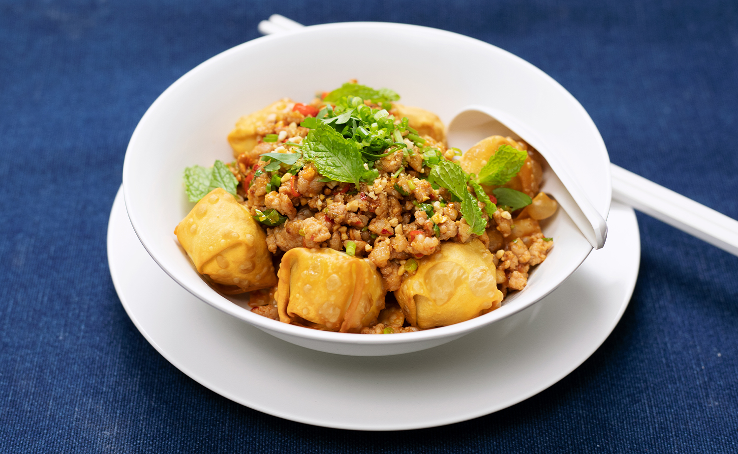 Tom Yum Crispy Wanton with Fishball (ลูกชิ้นปลาเกี๊ยวกรอบต้มยำ)