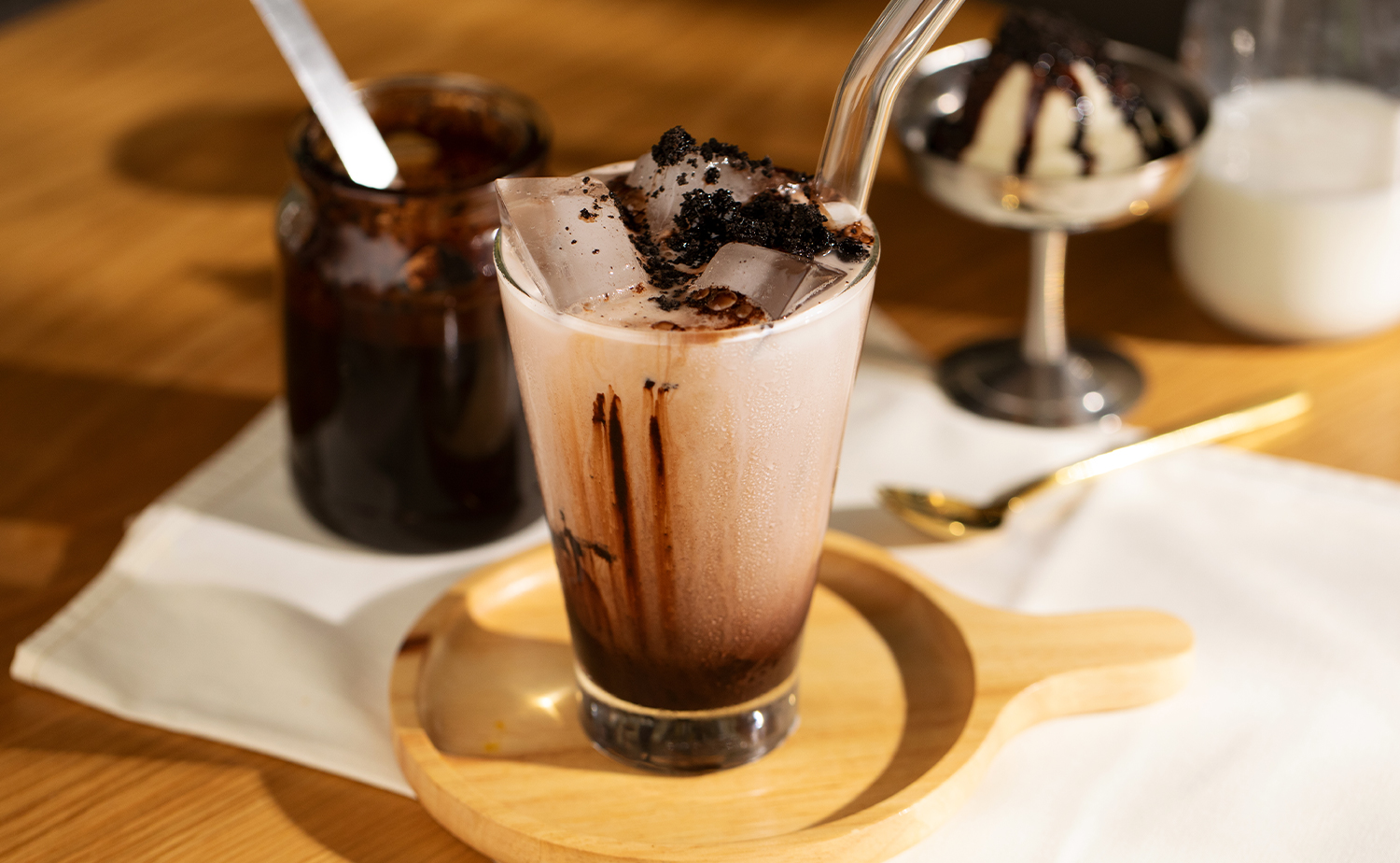 Iced Milk with Chocolate Cookies Sauce (นมเย็นใส่ซอสช็อกโกแลตคุกกี้)