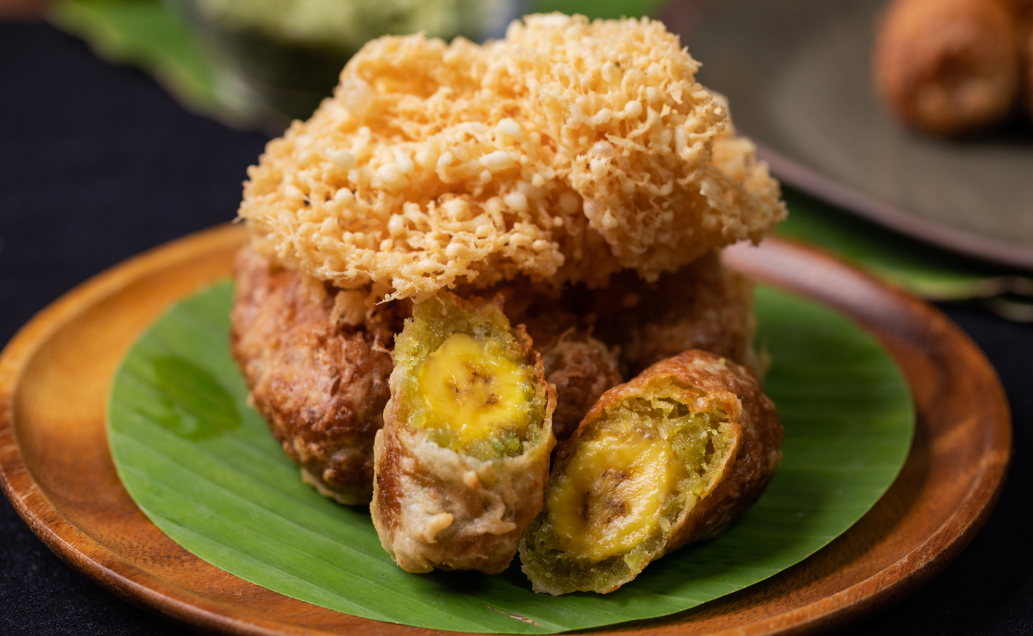 Crispy coconut banana rolls (ข้าวเม่าทอด)