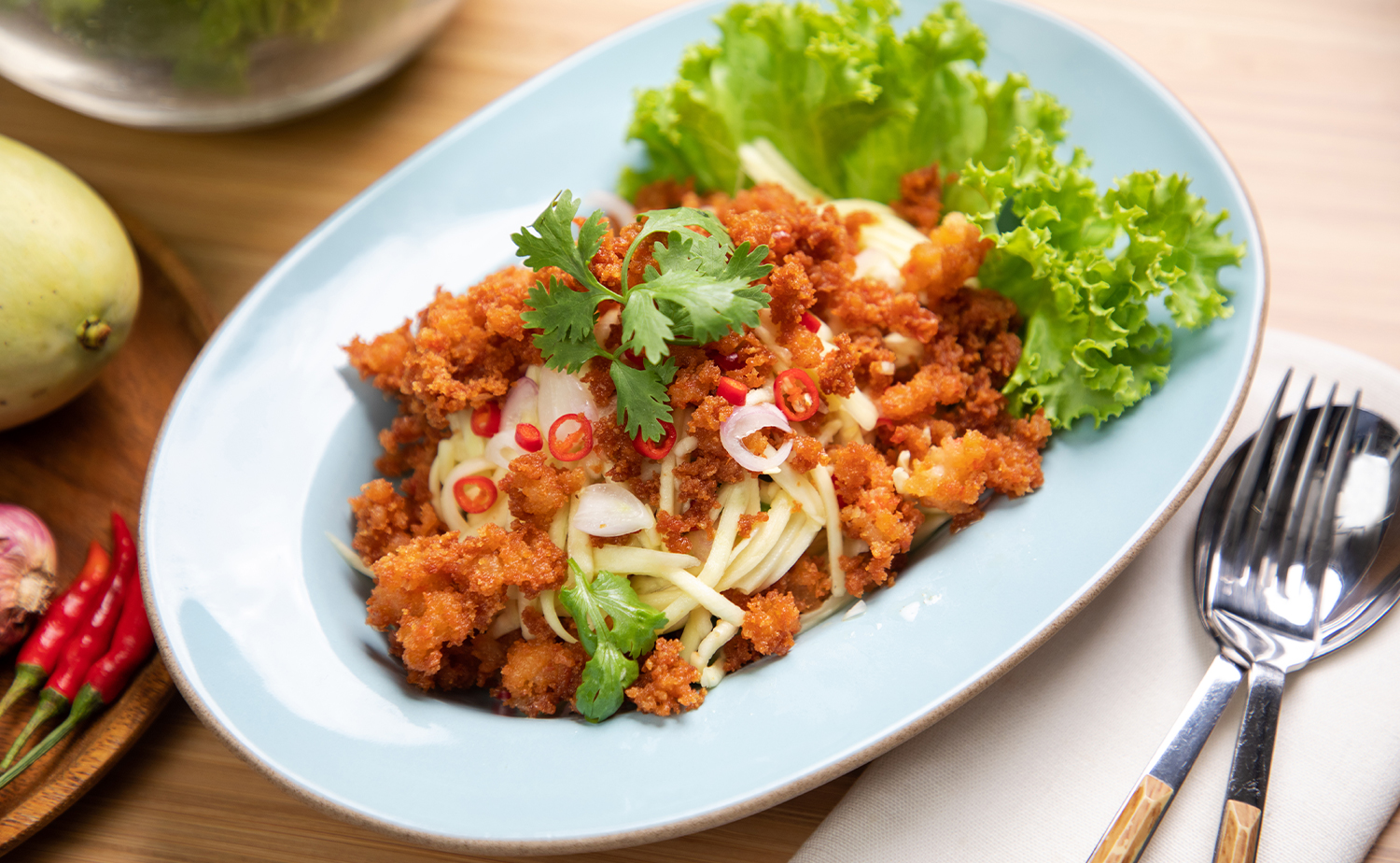 Spicy Mango Salad with Crispy Prawn (กุ้งฟูยำมะม่วง)
