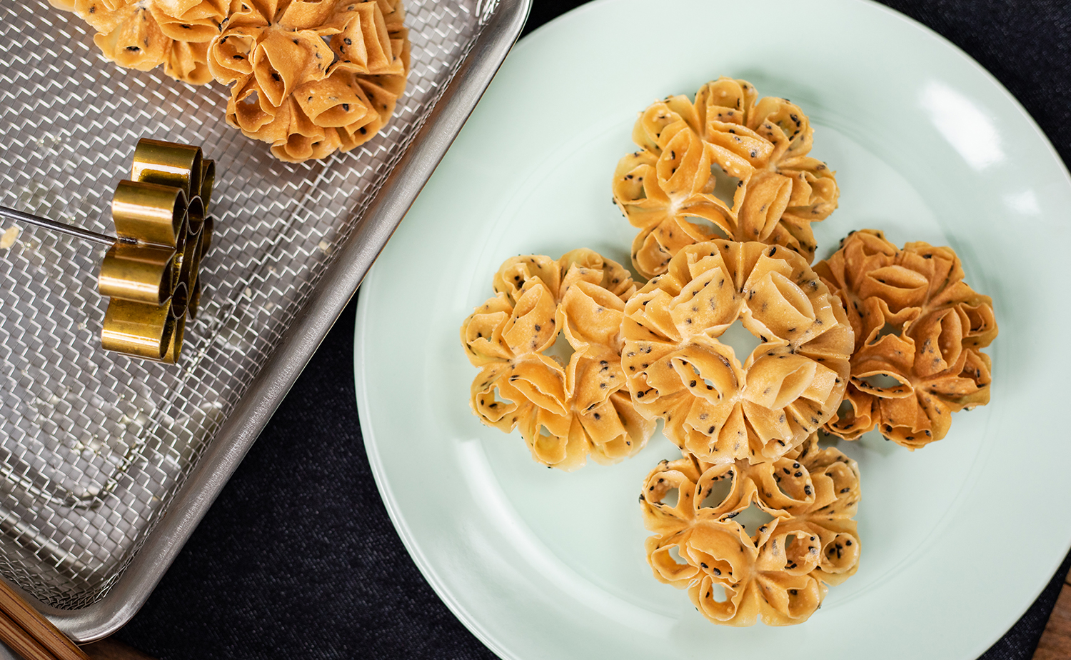 Thai honeycomb cookies (ดอกจอก)